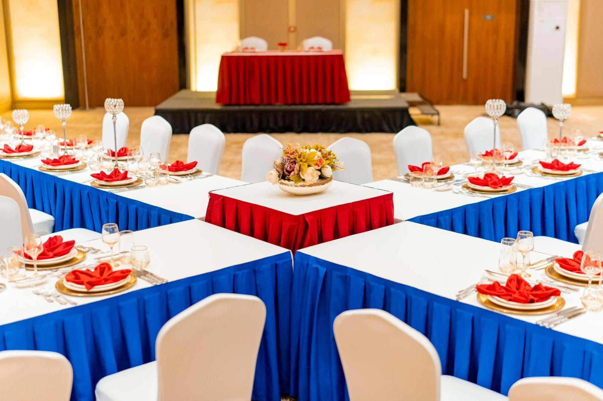 Radisson Blu Hotel & Conference Center, Ниамей Экстерьер фото