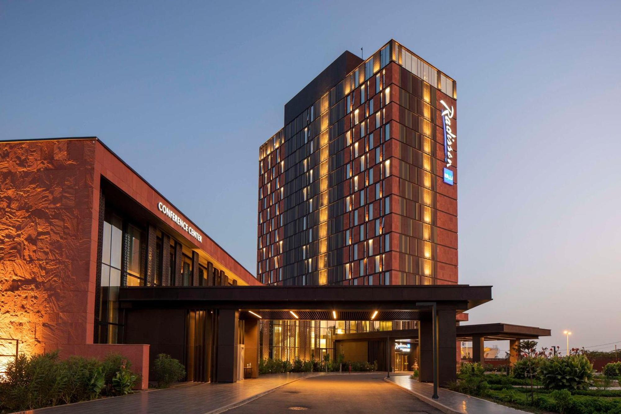 Radisson Blu Hotel & Conference Center, Ниамей Экстерьер фото
